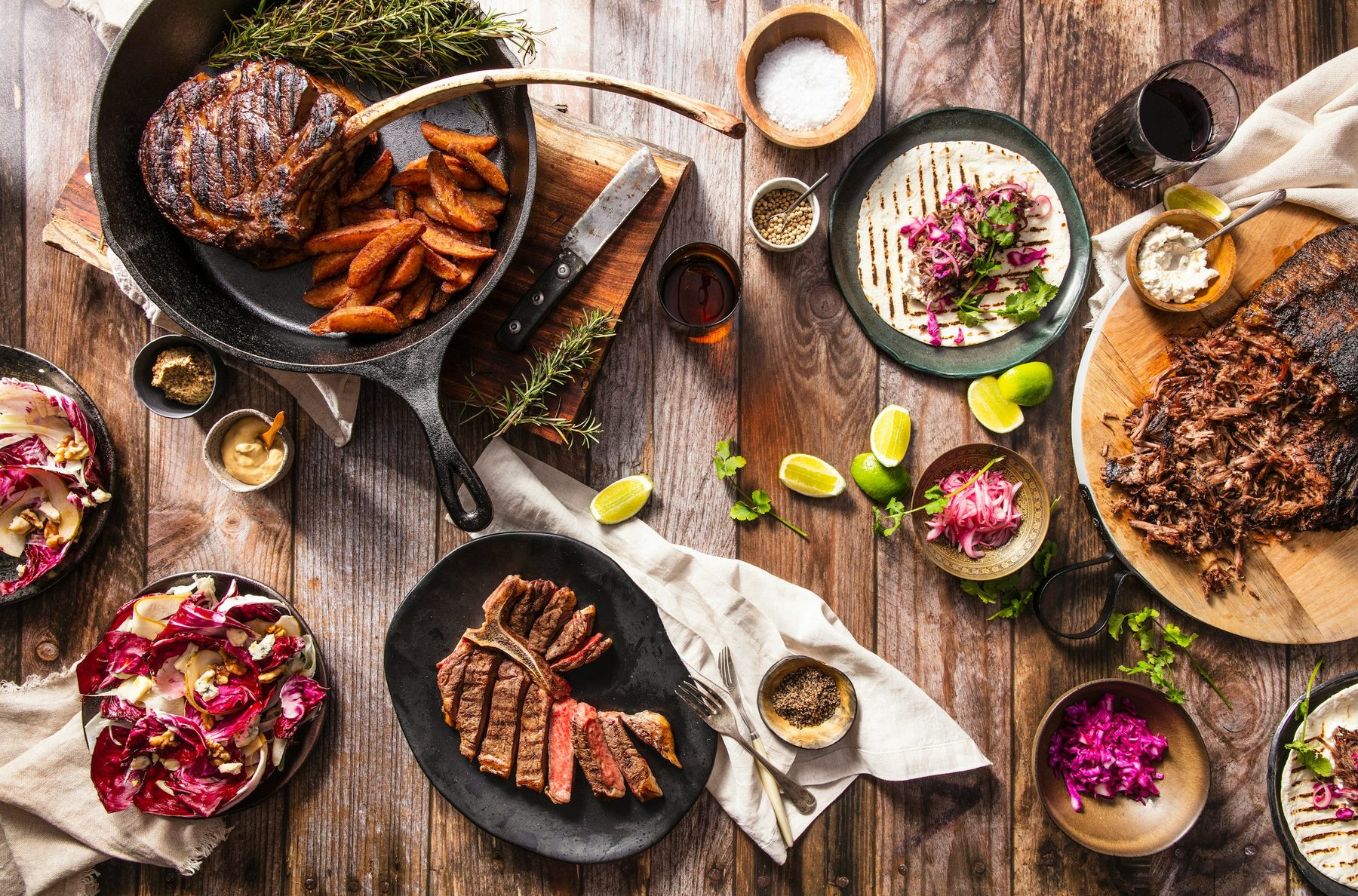 Grillat kött i en svart panna med tillbehör